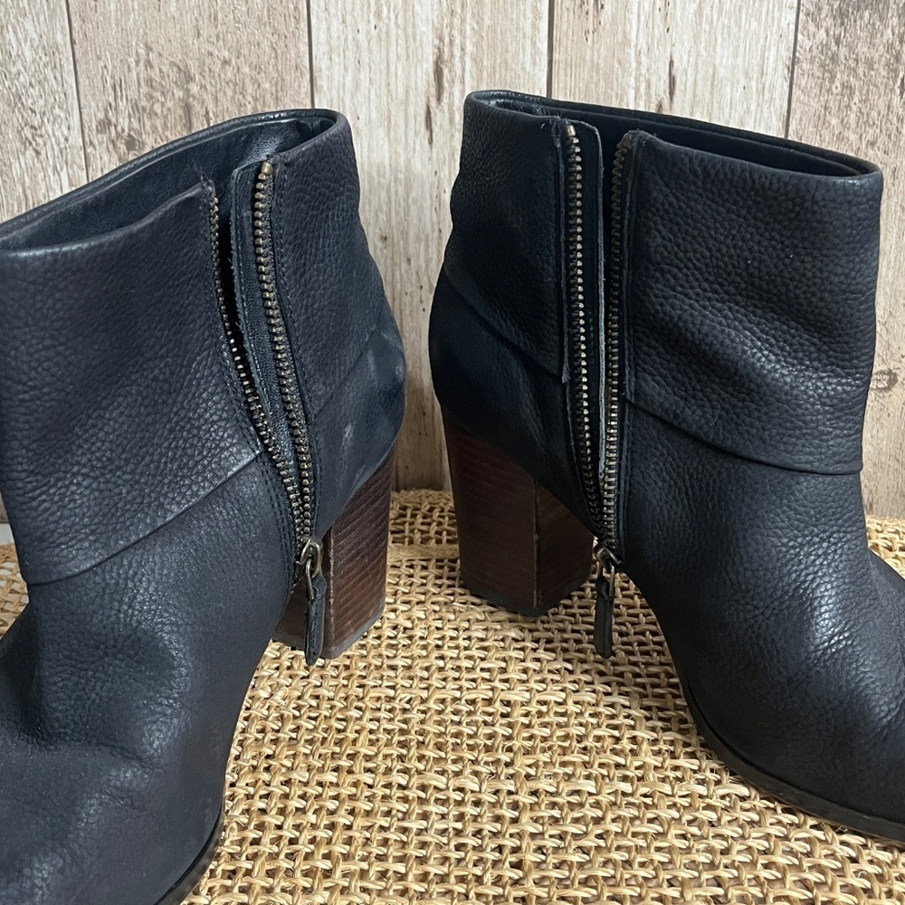 Cole Haan Black Leather Ankle Boots Size 8.5 Block Heel Zip Booties - Picture 3 of 3